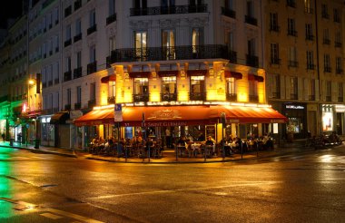 Paris, Fransa-11 Mart 2022: Le Saint Germain Saint-Germain, Saint-Germain des Pres bölgesinin en iyi geleneksel kafelerinden biridir..