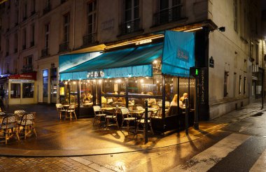 Paris, Fransa-11 Mart 2022: Le Boudoir Saint-Germain des Pres bölgesinin en iyi geleneksel kafelerinden biridir..
