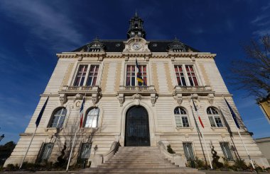 Corbeil-Essonnes Belediye Binası. Paris 'in güney banliyölerinde bir komün. Paris 'in merkezine 28.3 km uzaklıktadır..