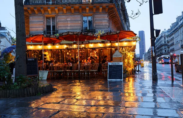 Paris França Março 2022 Tradicional Café Francês Cassette Noite Chuvosa — Fotografia de Stock