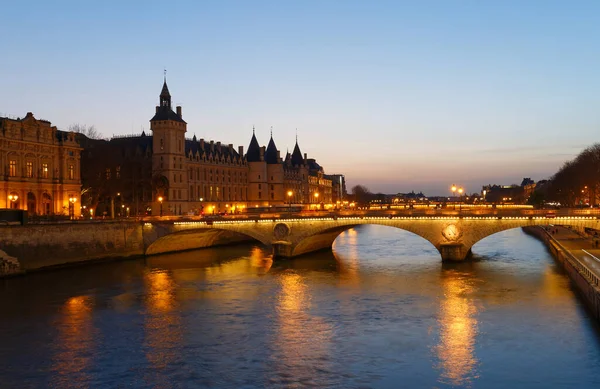 Panorama Conciergerie Ponte Iluminada Pont Change Noite Paris França — Fotografia de Stock
