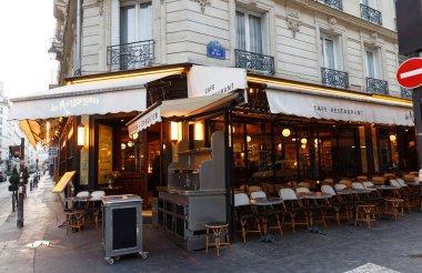 Paris, Fransa-27 Mart 2022: Cafe des Antiquaires, Fransa 'nın başkenti Paris' te yer alan geleneksel bir Fransız kafe..