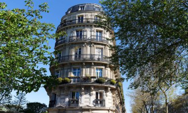 Tipik balkon ve pencereli geleneksel Fransız evinin ön cephesi. Paris, Fransa.