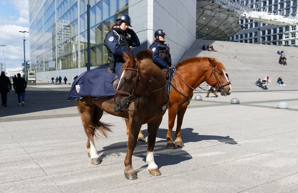 Paris France April 2020 Two Mounted Police Officers Horses Patrolling — Stock Photo, Image