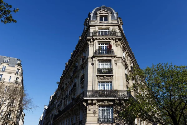 Fachada Tradicional Casa Francesa Com Varandas Janelas Típicas Paris França — Fotografia de Stock