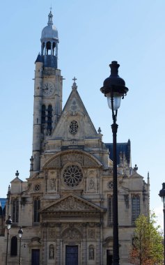 Güneşli bir günde Saint-Etienne-du-Mont Kilisesi. 1494-1624 yılları arasında inşa edilmiş ve Fransa 'nın başkenti Pantheon yakınlarında yer almaktadır.