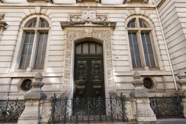 Paris, Fransa - 3 Nisan 2022: Pantheon yakınlarındaki Paris Üniversitesi Hukuk Fakültesi. Ön cephede Fransızca yazı: Hukuk fakültesi. Paris Üniversitesi.
