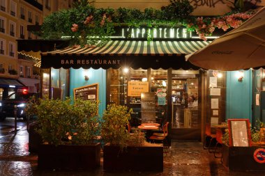 Paris, Fransa-08 Nisan 2022: L 'Appartement, Paris' in 10. Bölgesi 'nde Saint Martin kemeri yakınında bulunan geleneksel bir Fransız restoranıdır..