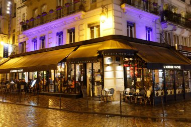 Paris, Fransa-08 Nisan 2022: L 'Amour Vache, Fransa' nın Porte Saint Denis kenti yakınlarındaki Bonne Nouvelle Bulvarı 'nda bulunan geleneksel bir Fransız restoranıdır..