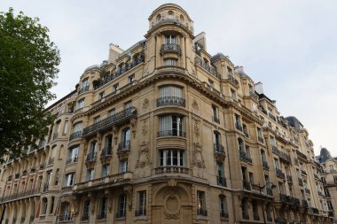 Tipik balkon ve pencereli geleneksel Fransız evinin ön cephesi. Paris, Fransa.