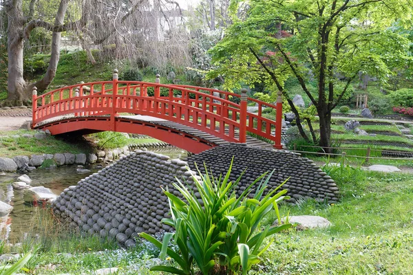 Красный Мост Живописном Японском Саду Летом Париж Франция — стоковое фото