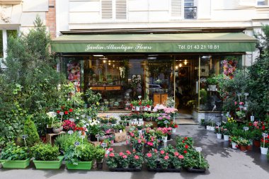 Paris, Fransa-15 Nisan 2022: Jardin Atlantique Fleurs Montparnasse tren istasyonu yakınlarındaki 15. .