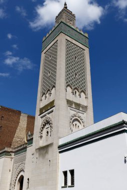 Paris 'in büyük camii - Fransa' daki Müslüman tapınağı. 1926 'da, Fransa' nın sömürge imparatorluğundan gelen Müslüman demiryolu işçilerine bir minnettarlık göstergesi olarak kuruldu..