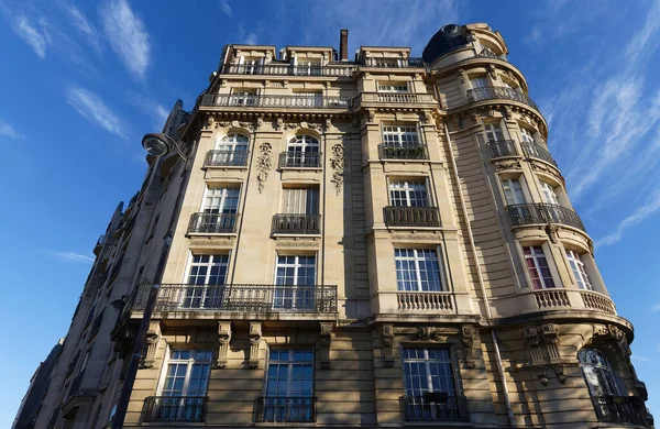 Fachada Casa Tradicional Francesa Con Balcones Ventanas Típicas París Francia — Foto de Stock