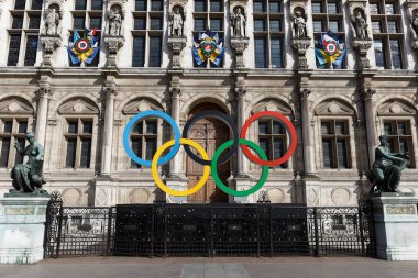 PARIS, FRANCE -22 Nisan 2022: Paris 'in 4. Bölgesi' ndeki Paris Belediye Binası önündeki Olimpiyat yüzüğü dekorasyonlarına bakın. Fransa 2024 Yaz Olimpiyatlarına ev sahipliği yapacak.