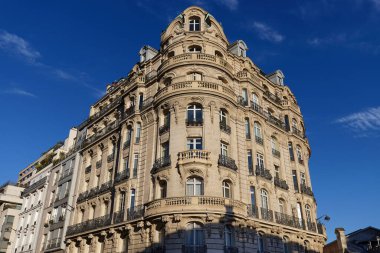 Tipik balkon ve pencereli geleneksel Fransız evinin ön cephesi. Paris, Fransa.
