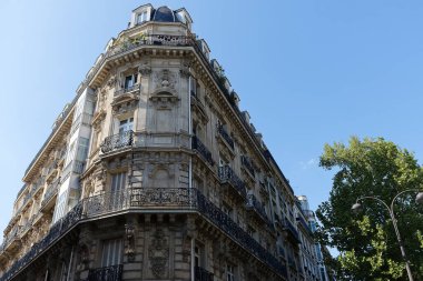Tipik balkon ve pencereli geleneksel Fransız evinin ön cephesi. Paris, Fransa.