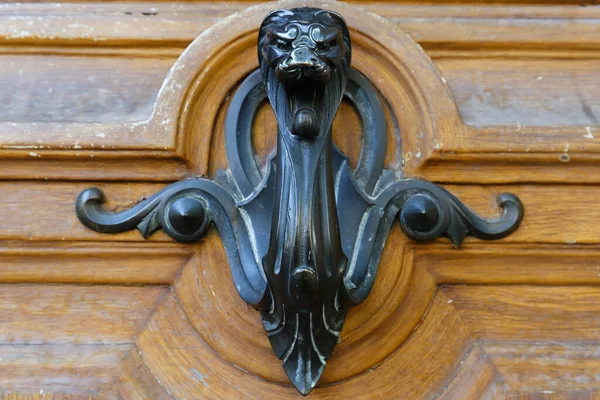 European Vintage Old Metal Wrought Iron Door Knocker Design Detail — Stock Photo, Image