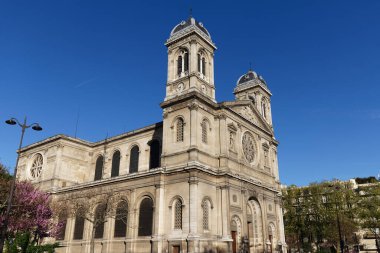 Saint-Francois-Xavier Kilisesi Paris, Fransa 'daki Invalides Bulvarından görüldü.