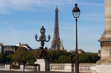 Eyfel Kulesi Paris, Fransa 'daki ünlü Alexandre III köprüsünden izlendi..