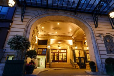 Paris, Fransa-18 Nisan 2022: Le Grand Hotel Intercontinental Garnier Opera binasının önünde yer almaktadır. 1862 'de inşa edilen bu otel, zamanın mimarisi olan tarih ve güzellikle işaretlenmiştir..