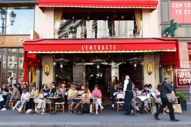Paris, Fransa-15 Nisan 2022: L 'Entracte Opera Cafe Paris Opera Binası' nın karşı sokağında bulunan geleneksel bir Fransız kafe..