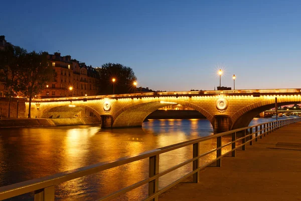 フィリップはセーヌ川にかかる橋です パリの4区に位置し ルイのケ ブルボンと右側の銀行のサン ジェルヴェを結んでいます — ストック写真