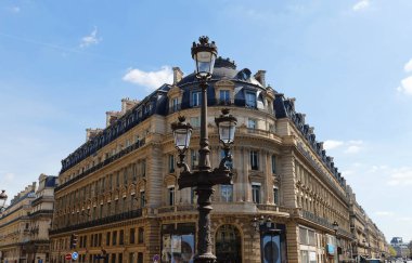 Tipik balkon ve pencereli geleneksel Fransız evinin ön cephesi. Paris, Fransa.