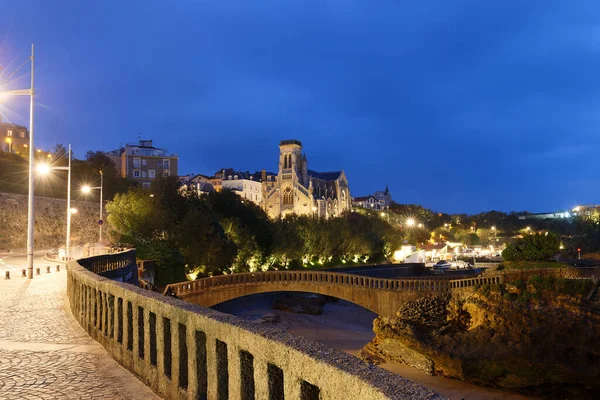 Biarritz, Fransa 'daki Saint Eugenie Kilisesi' nin gece manzarası. 1856 'da Roma-Bizans tarzında inşa edildi..