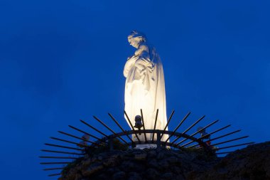 Gece Bakire Meryem Kayası manzarası, Biarritz, Fransa 'nın ikonik bir simgesi..