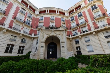 Biarritz, Fransa-Mayıs 05, 2022: Bu güzel pembe saray Carlton, 20. yüzyılın başlarında inşa edilmiş eski bir oteldir. Otel du Palais ve Atlantik Okyanusu manzaralı lüks bir apartman.