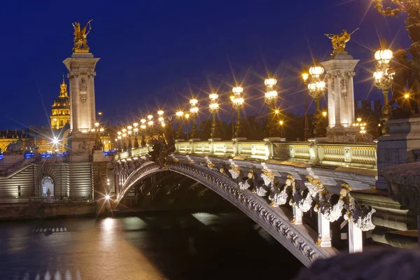 亚历山大三世桥是一座横跨巴黎塞纳河的拱桥 它被广泛认为是城市中最华丽 奢华的桥梁 它被列为法国历史名胜古迹 — 图库照片