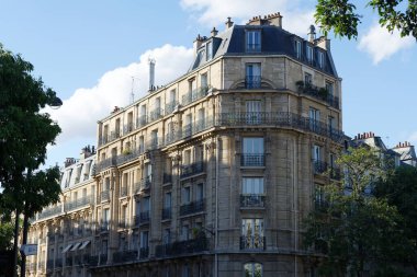 Tipik balkon ve pencereli geleneksel Fransız evinin ön cephesi. Paris, Fransa.