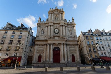Saint-Paul-Saint-Louis Kilisesi, Marais 4. Bölge, Paris, Fransa. 17. yüzyılda İtalyan, Fransız gotik ve Hollanda mimarisinin sergilendiği bir kilise - Korint ve Bileşik mezhepler.
