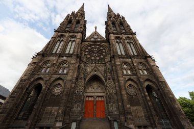 Fransa 'daki Clermont Ferrand' ın güzel, etkileyici katedrali volkanik kayalardan karardı. Beşinci yüzyılda ilkel bir katedral inşa edildi, sonra da bir Roma katedrali..