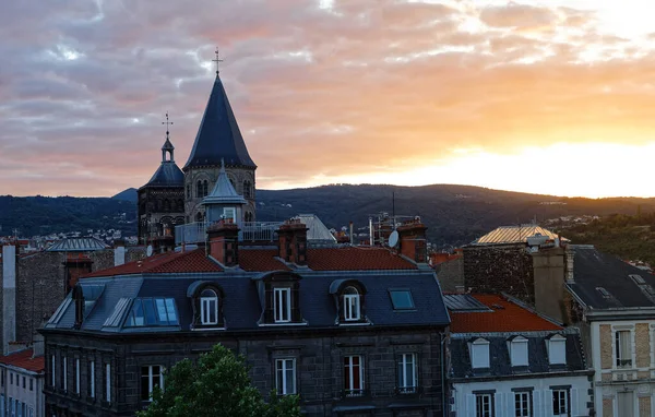 Torre Sino Igreja Clermont Ferrand Pôr Sol Rodeado Por Edifícios — Fotografia de Stock