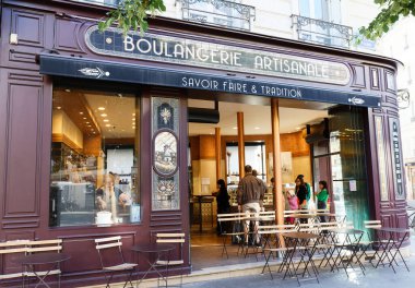 Paris, Fransa - Haziran 06, 2022: Oberkampf bölgesinde Voltaire Bulvarı 'nda bulunan geleneksel Fransız pastanesi ve pastanesi Ble d' or. Paris, Fransa.