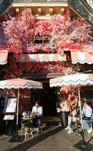 Paris France May 2022 Традиційне Французьке Кафе Favorite Прикрасило Квітки — стокове фото