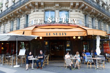 Paris, Fransa-11 Mayıs 2022: Geleneksel Fransız Kafesi Le Sully, 1917 yılından bu yana Paris 'in 4. arrondissement bölgesindeki Henri IV bulvarında bulunan bir aile restoranıdır..