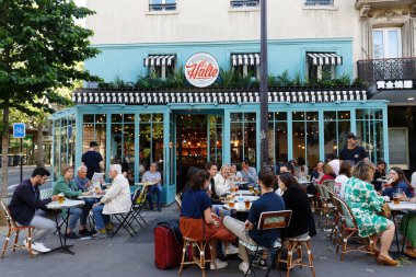 Paris, Fransa-21 Mayıs 2016: Paris 'in 13. semtinde Vincent Auriol bulvarında bulunan geleneksel Fransız Kafesi.