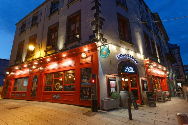 Clermont-Ferrand, Fransa-25 Mayıs 2022: Clermont-Ferrand 'ın tarihi merkezindeki L' Oustagou restoranı orijinal, lezzetli ve cömert mutfağı olan geleneksel bir Fransız restoranıdır..