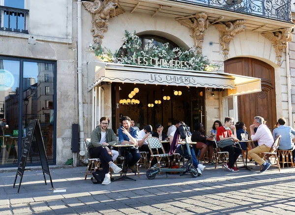 Paris, Fransa-21 Mayıs 2022: Geleneksel Fransız Kafe Les Chimeres Fransa 'nın başkenti Paris' teki Saint Paul 'un işlek bir köşesinde yer almaktadır..