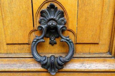Avrupa yapımı eski metal dövmeli demir kapı tokmağı. Tasarım ayrıntıları. Paris. Fransa.