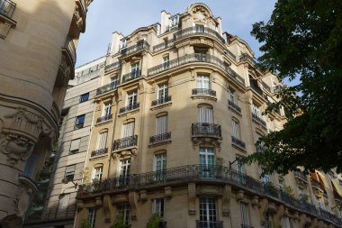 Tipik balkon ve pencereli geleneksel Fransız evinin ön cephesi. Paris, Fransa.