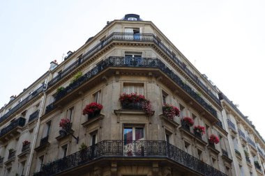 Tipik balkon ve pencereli geleneksel Fransız evinin ön cephesi. Paris, Fransa.