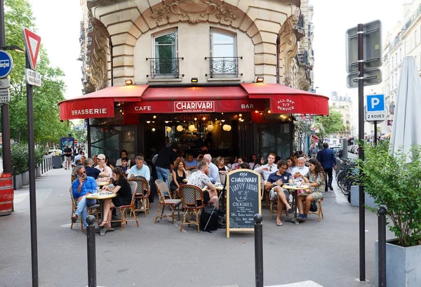 Παρίσι Γαλλία Ιουνίου 2022 Παραδοσιακό Γαλλικό Καφενείο Charivari Βρίσκεται Στη — Φωτογραφία Αρχείου