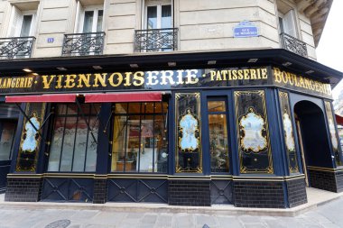 Paris, Fransa-16 Haziran 2022: Paris 'in 6. bölgesinde bulunan klasik fırın ve pasta dükkanı Au ağrı retrouve. Ön tarafta, cam altında altın yapraklı ahşap süslemeler var..