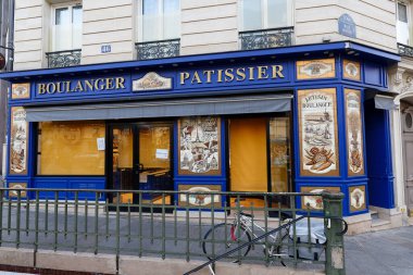 Paris, Fransa-16 Haziran 2022: Monge Caddesi 'nin 5. Bölgesi' ndeki Vintage Pastanesi ve Pasta Dükkanı .