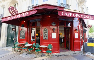 Paris, Fransa-22 Nisan 2022: The Cafe des Musees, Marais 'nin Turenne ve Parc Royal caddelerinin köşesindeki enstitülerinden biridir..