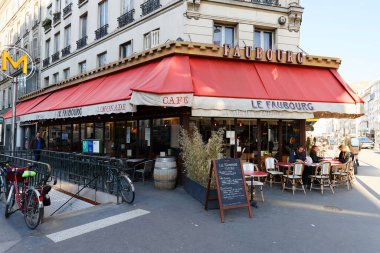 Paris, Fransa-Nisan 02, 2022: Le Faubourg cafe, Paris 'in 12. bölgesinde, Ledru Rollin Bulvarı' nda bulunan geleneksel bir Fransız kafe. .